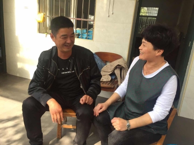 黨員走訪職工家屬，為同事解決疑難問題