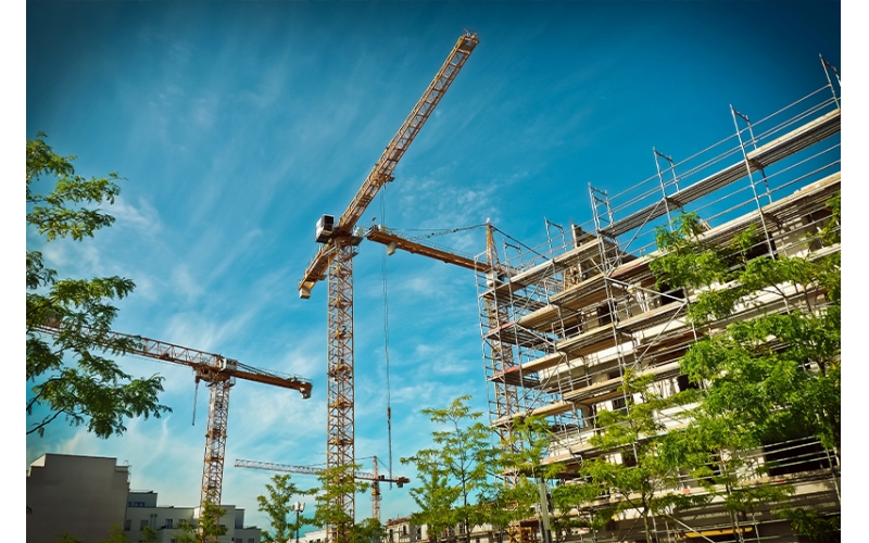 建筑施工項(xiàng)目管理項(xiàng)目是建筑施工企業(yè)最基本的業(yè)務(wù)單元，企業(yè)開(kāi)展數(shù)字化轉(zhuǎn)型要以項(xiàng)目為基石，緊緊圍繞不同項(xiàng)目類(lèi)型、階段、業(yè)務(wù)全場(chǎng)景開(kāi)展，最終實(shí)現(xiàn)企業(yè)數(shù)字化轉(zhuǎn)型升級(jí)。隨著工程建設(shè)項(xiàng)目投資規(guī)模增長(zhǎng)，建筑物形式多樣、體量大、結(jié)構(gòu)復(fù)雜，同時(shí)建筑施工周期長(zhǎng)，使用的材料品種多，耗用量大。建筑施工項(xiàng)目管理主要呈現(xiàn)以下特點(diǎn)。覆蓋面廣建筑施工項(xiàng)目管理綜合性強(qiáng)、涉及面廣，需要工程、商務(wù)、技術(shù)等部門(mén)多方協(xié)同，同時(shí)還涉及建筑、